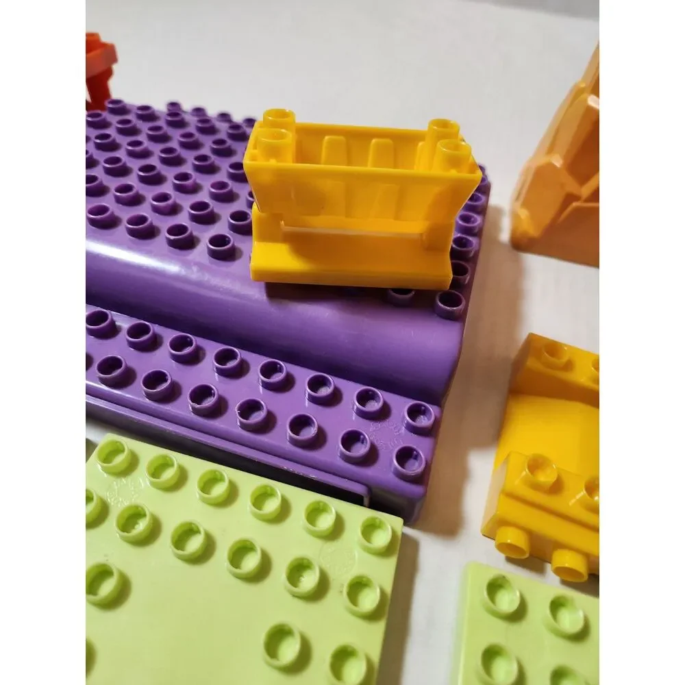 Mega Bloks Mixed Lot – Train Station & Building Pieces